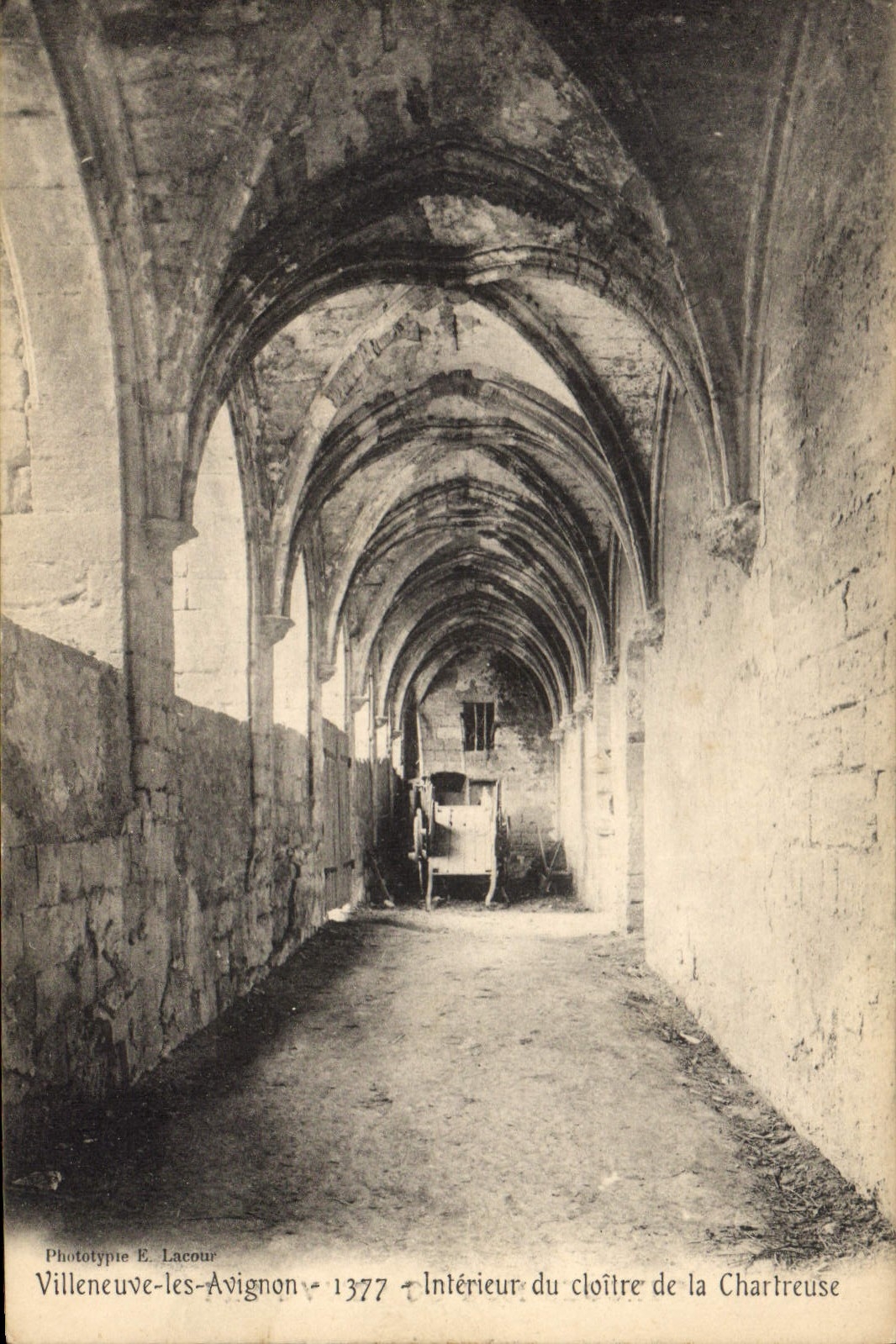 CPA Villeneuve les Avignon Interieur du Cloitre de la Chartreuse