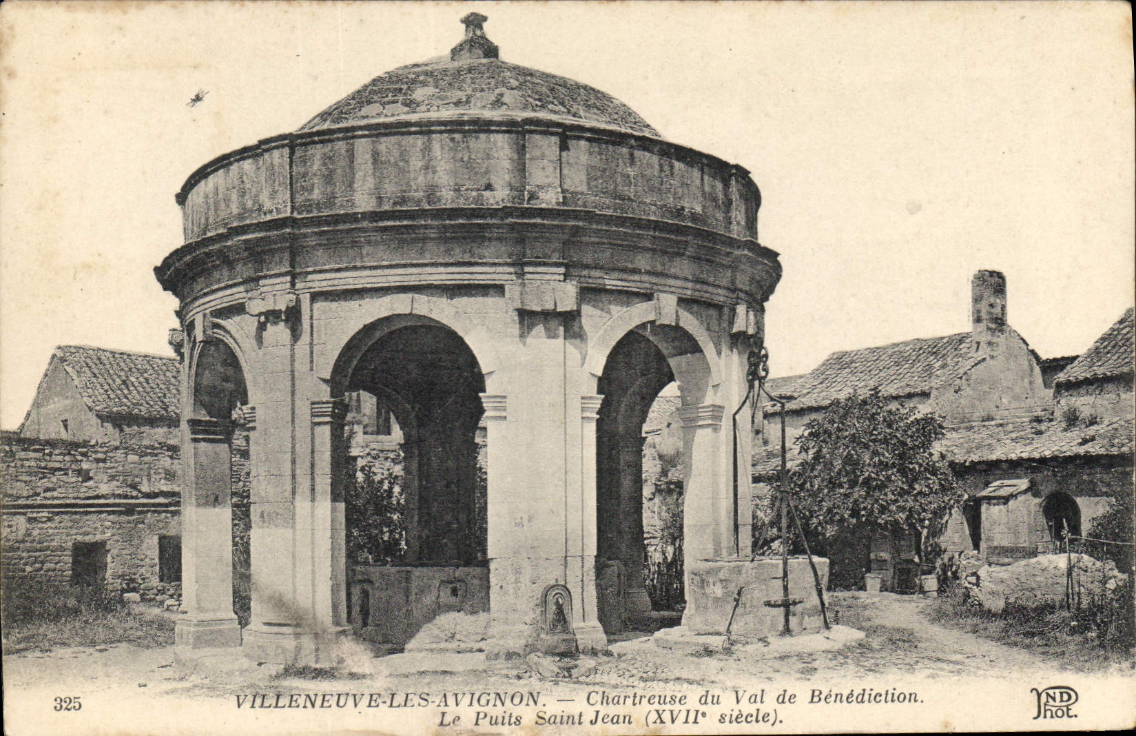 CPA Villeneuve les Avignon Chartreuse du Val de Benediction Le puits Saint Jean
