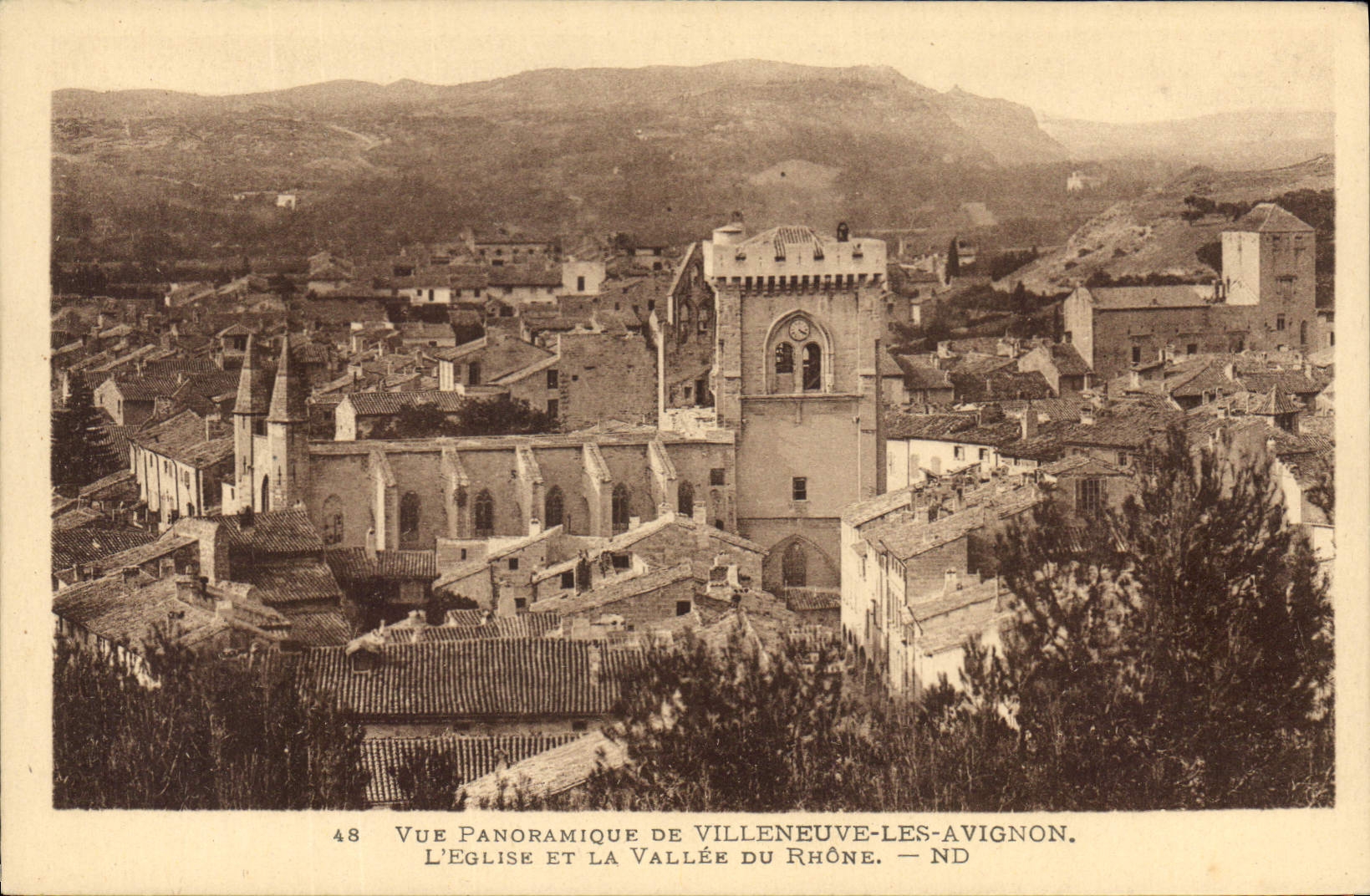 CPA Villeneuve les Avignon Vue Panoramique L'eglise et la vallee du Rhone