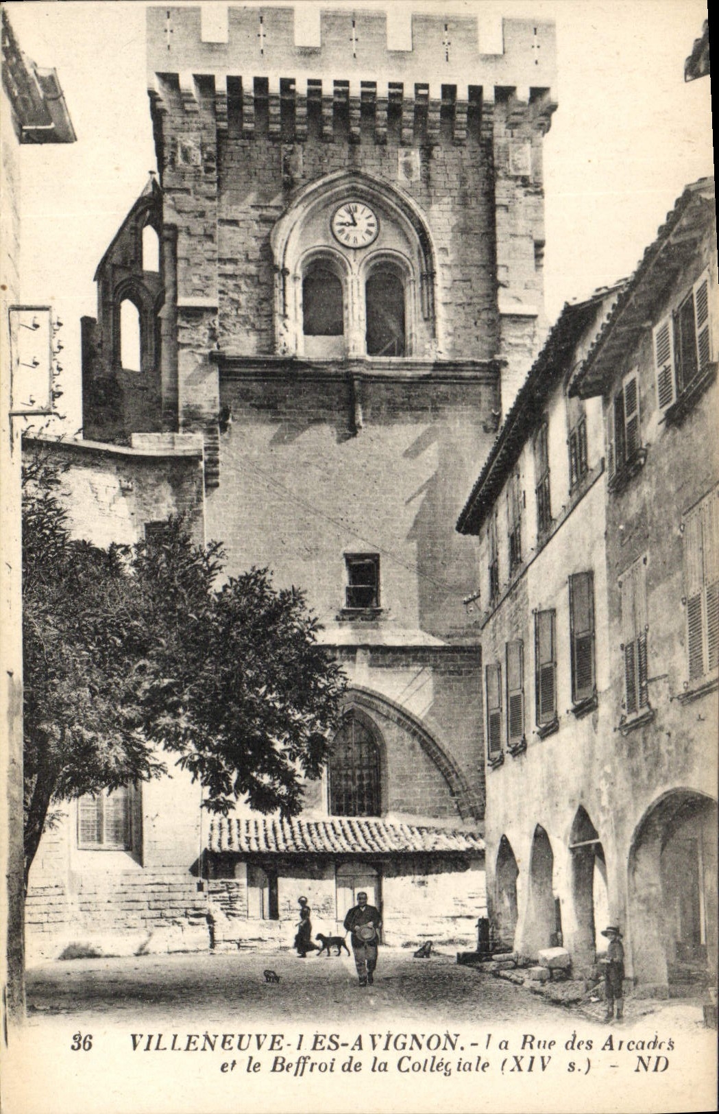 CPA Villeneuve les Avignon La Rue des Arcades et le Beffroi de la Collegiale (XIV s)