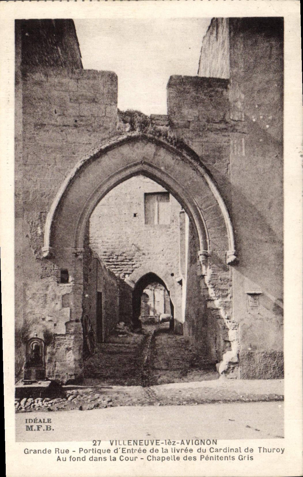 CPA Villeneuve les Avignon Grande Rue
