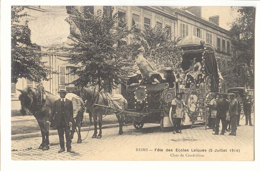 Reims CPA fete des Ecoles laiques (5 juillet 1914) Char des Cendrillons