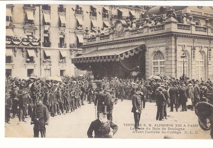 Paris CPA Visite de S M Alphonse XIII a Paris La gare du Bois de Boulogne Avant l'arrivee du cortege