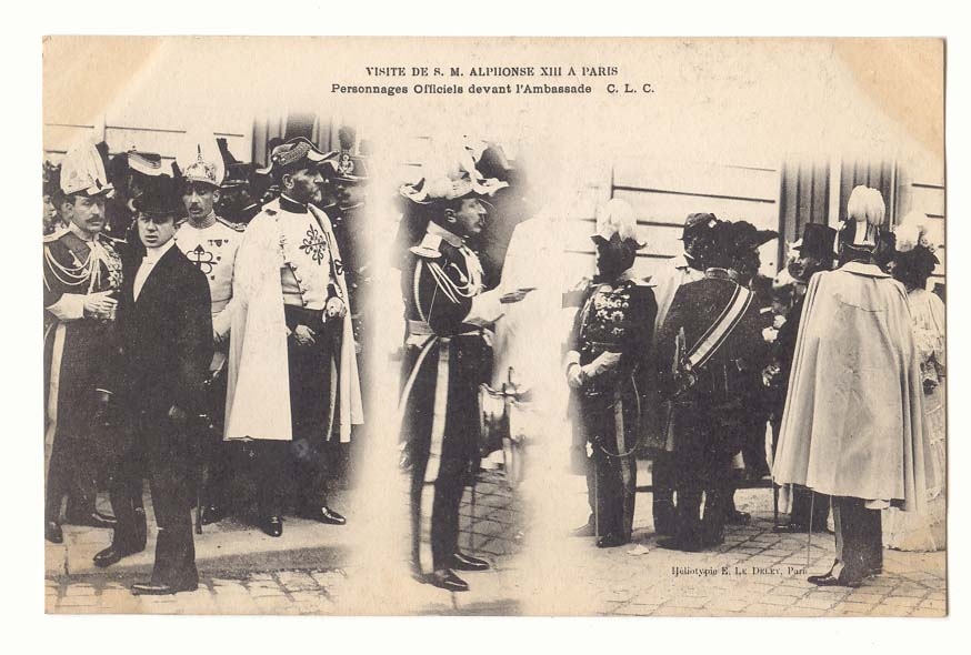 Paris CPA Visite de S M Alphonse XIII a Paris personnages officiels devant l'Ambassade