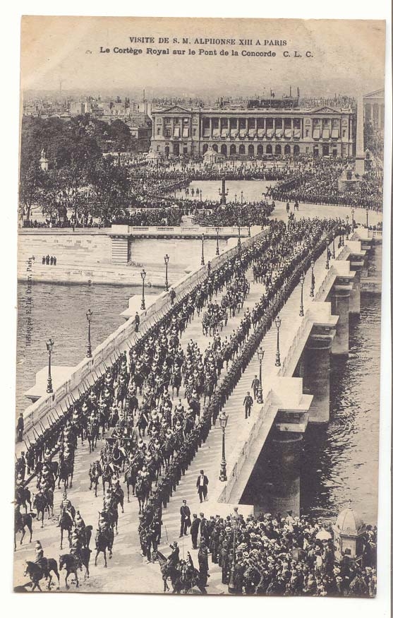 Visite de S M Aphonse XIII a Paris CPA Le cortege royal sur le pont de la Concorde