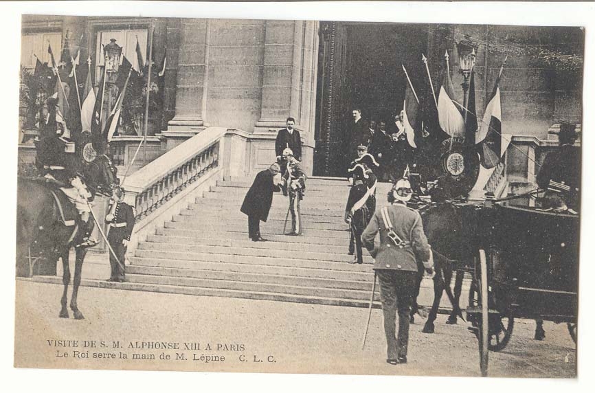 Visite de S M Aphonse XIII a Paris CPA Le Roi serre la main de M Lepine