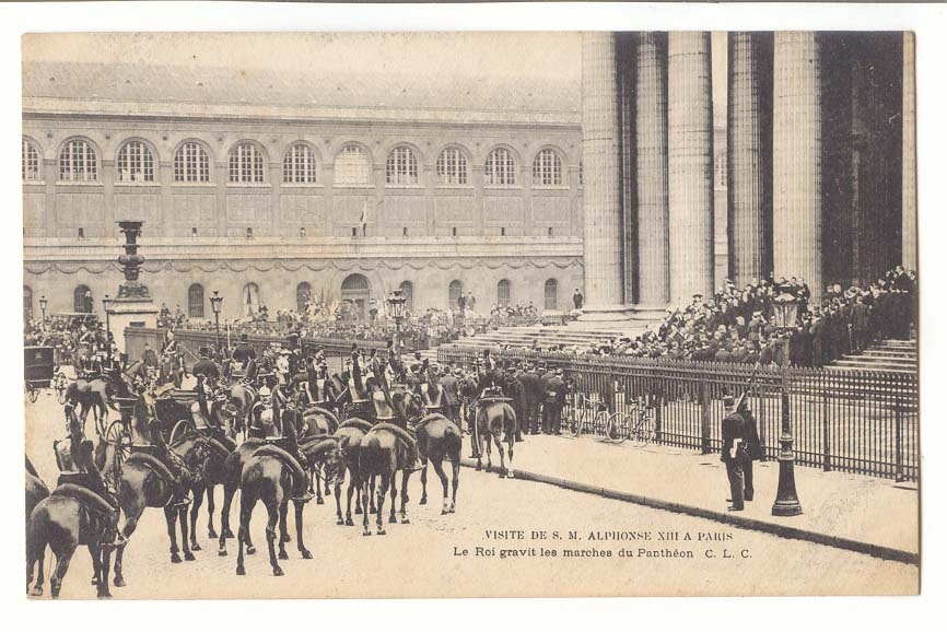 Visite de S M Aphonse XIII a Paris CPA Le roi gravit les marches du Pantheon