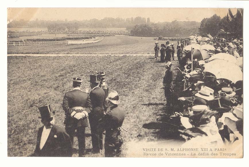 Visite de S M Alphonse XIII a Paris CPA Revue de Vincennes Le defile des troupes