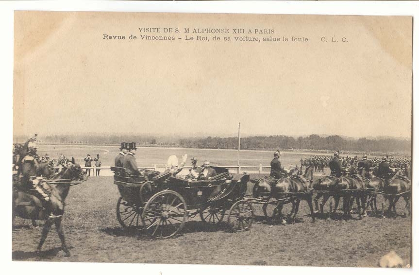 Visite de S M Alphonse XIII a Paris CPA revue de Vincennes Le Roi de sa voiture salue la foule