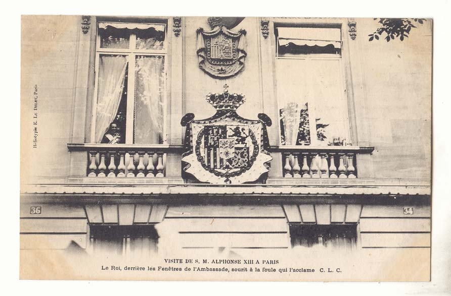 Visite de S M Alphonse XIII a Paris CPA Le Roi derriere les Fenetres de l'ambassade sourit a la foule qui l'acclame