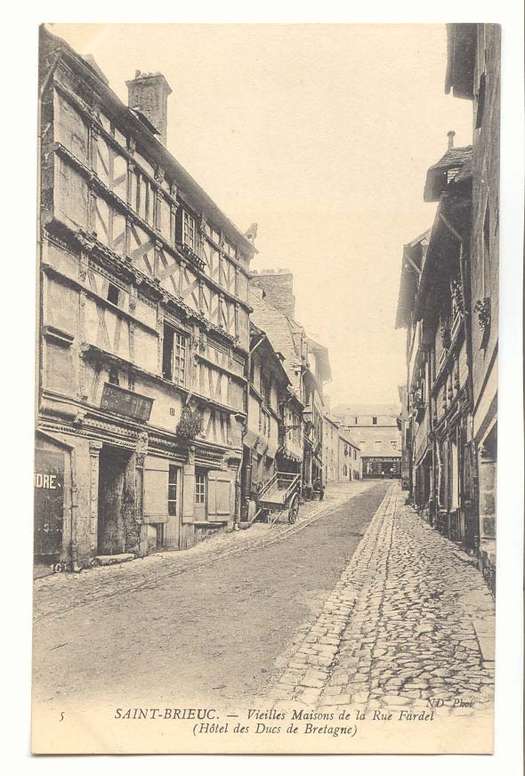 Saint Brieuc CPA Vieilles maisons de la rue Fardel (hotel des Ducs de Bretagne)