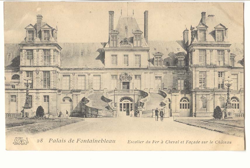 Palais de Fontainebleau CPA Escalier de fer a cheval et facade sur le chateau