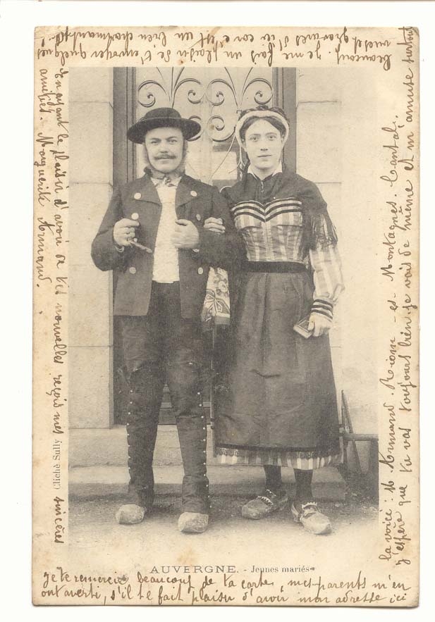 Auvergne CPA Jeunes maries (folklore costumes) TOP