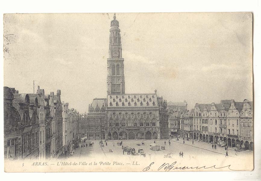Arras CPA L'hotel de ville et la petite place