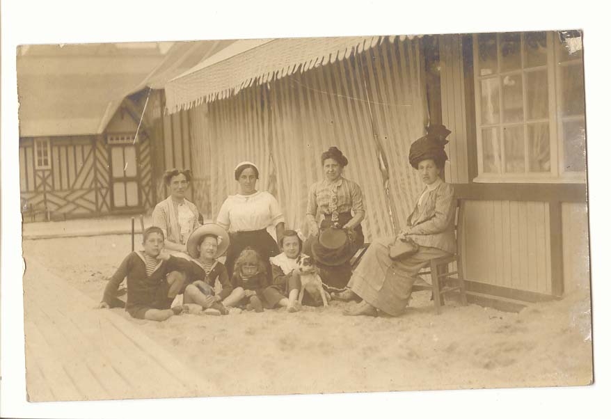 CPA Carte photo dans le Calvados Plage enfants et femmes (localite non precisee)