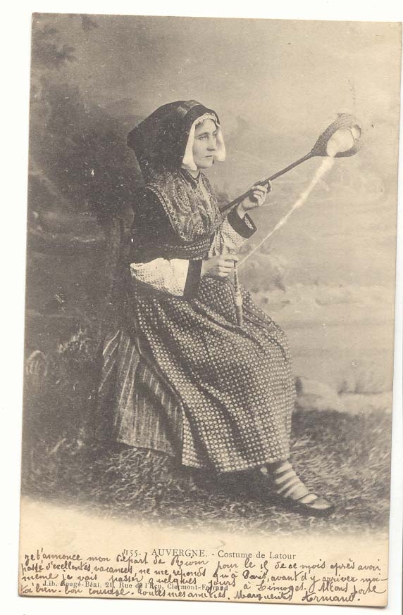 Auvergne CPA Costume de Latour (fileuse)