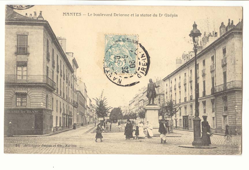 Nantes CPA Le boulevard Delorme et la statue du Dr Guepin