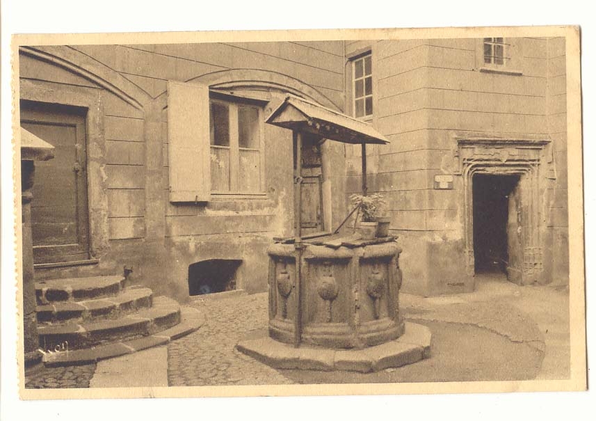 Rodez CPA Place Adrien Rozier Cour interieure d'une vieille maison