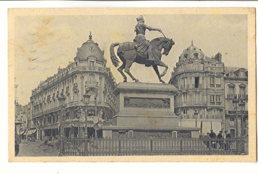 Orleans CPA La place de Martroi Place principale et centrale de la ville statue de Jeanne d'Arc