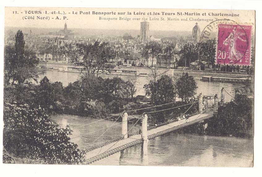 Tours CPA Le pont Bonaparte sur la Loire et les tours St Martin et Charlemagne (cote nord)