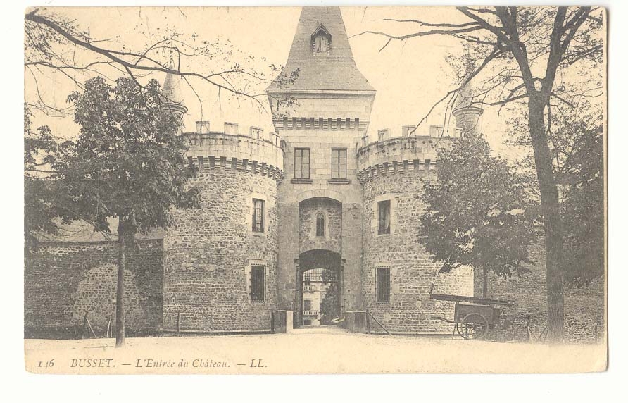 Busset CPA L'entree du chateau