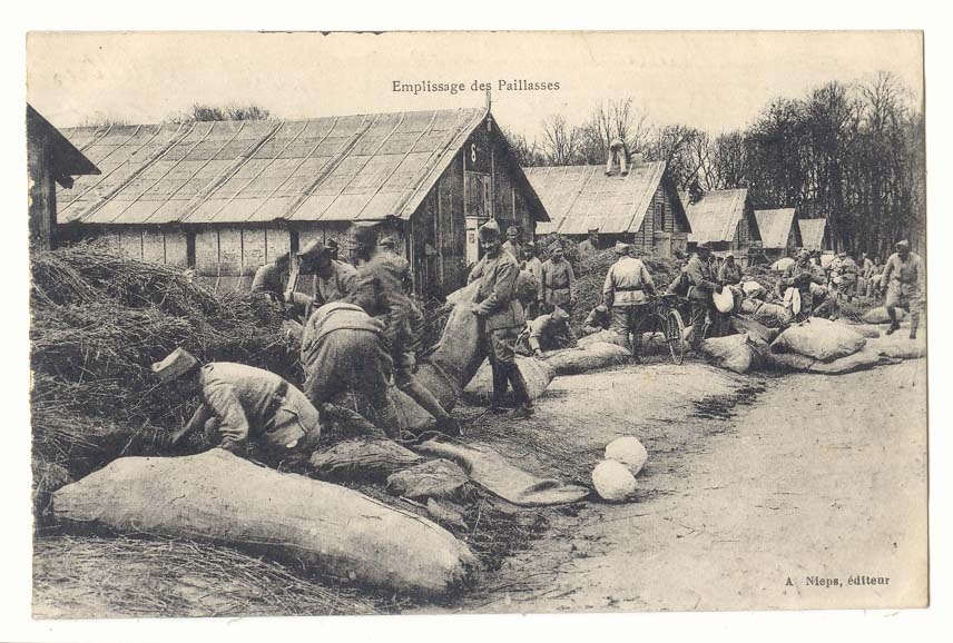 CPA Militaria Emplissage des paillasses Mailly le camp