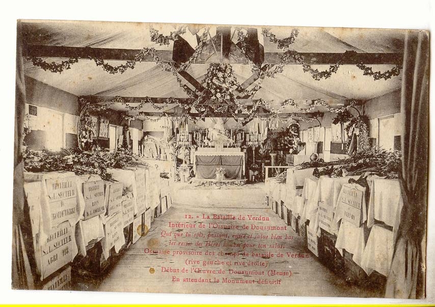 CPA Militaria La bataille de VErdun Interieur de l'ossuaire de Douaumont