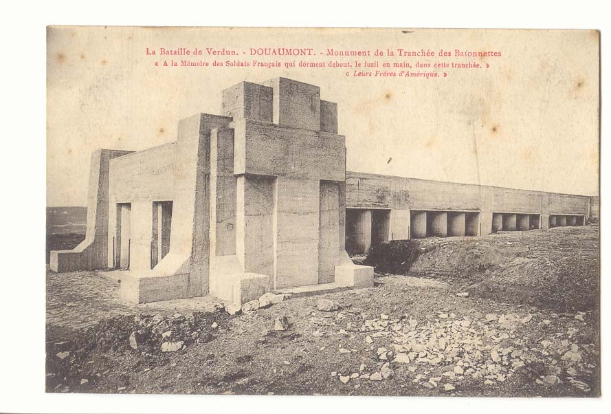 CPA Militaria La bataille de VErdun Douaumont Monument de la tranchee des baionnettes