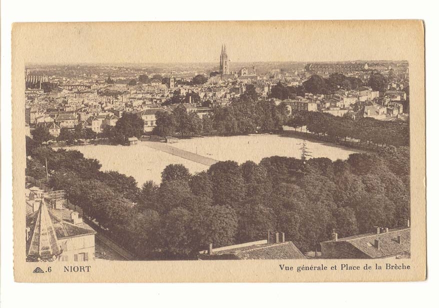 Niort CPA Vue generale et place de la Breche