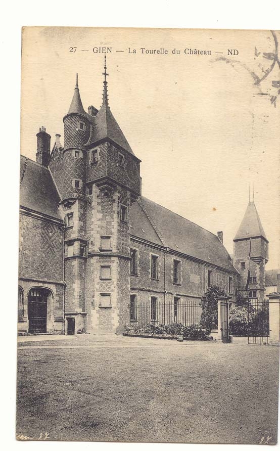 Gien CPA La tourelle du chateau