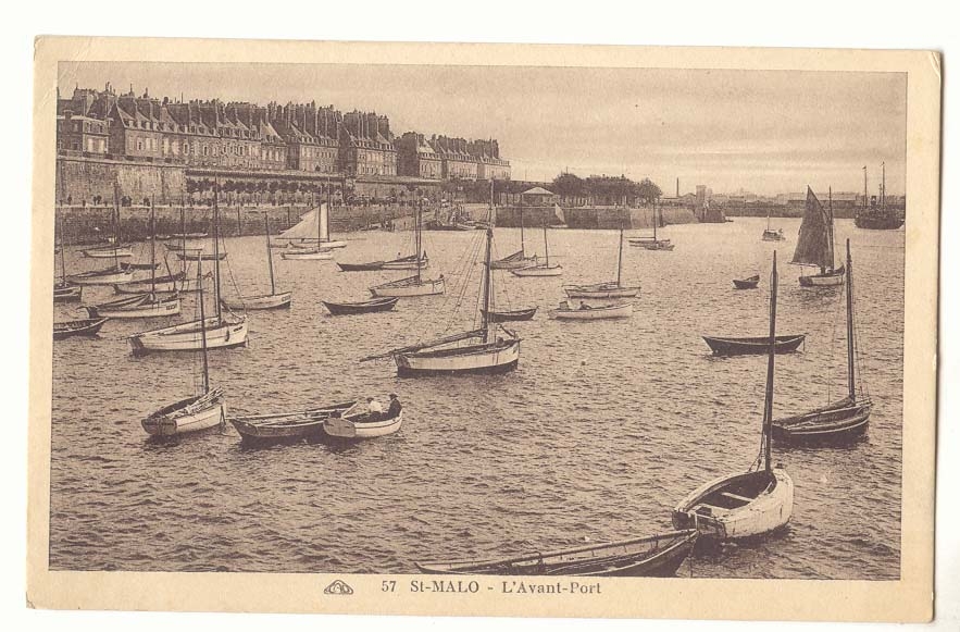 Saint Malo CPA L'avant port (bateaux)