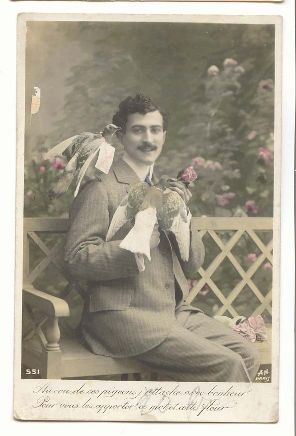 CPA Fantaisie Au cou de ces pigeons attache au bonheur Pour vous les apporter ce mot et cette fleur