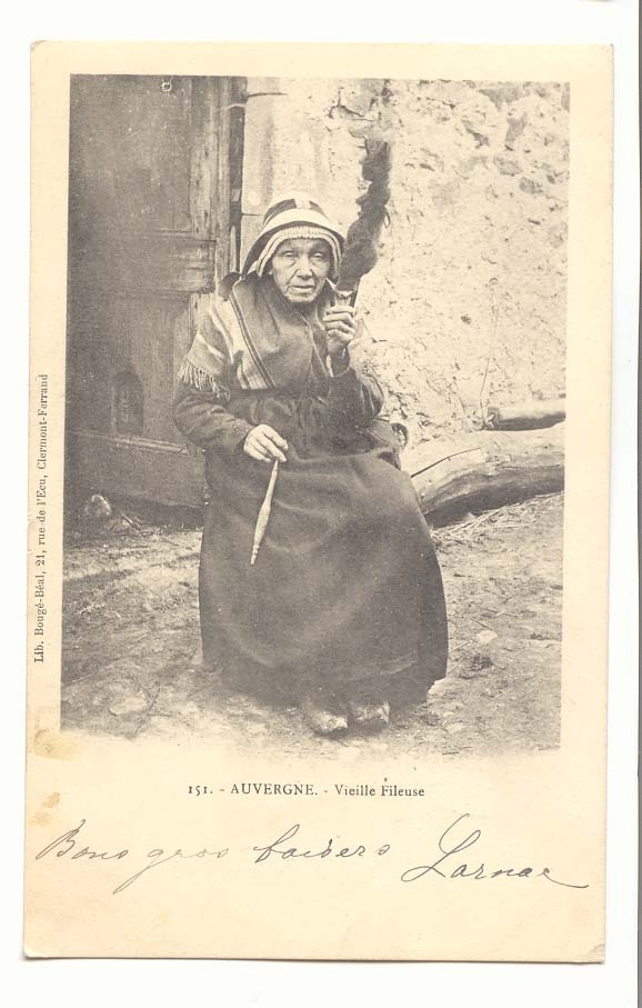 Auvergne CPA Vieille fileuse TOP