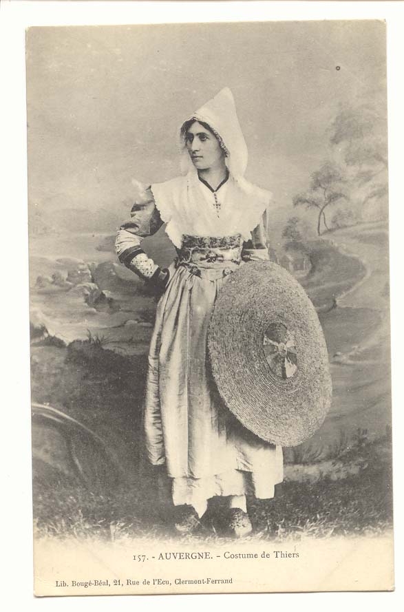 auvergne CPA Costume de Thiers
