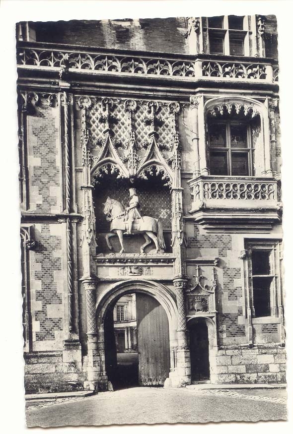 Blois CPM Entree du chateau Statue equestre de Louis XII
