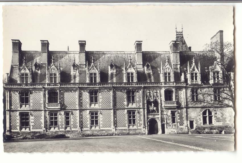Blois CPM Le chateau La facade Louis XII et l'entree du chateau