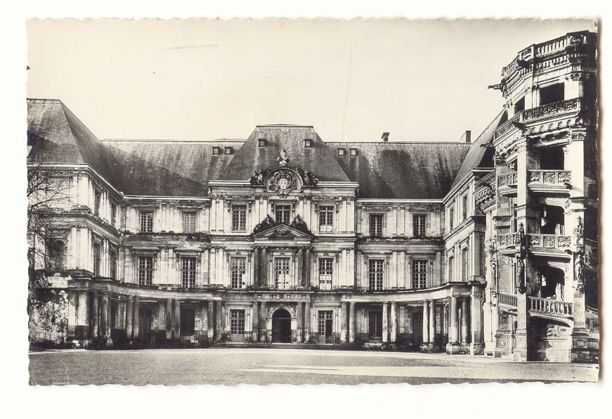 Blois CPA Le chateau cour d'honneur L'aile Gastion d'Orleans et le grand escalier