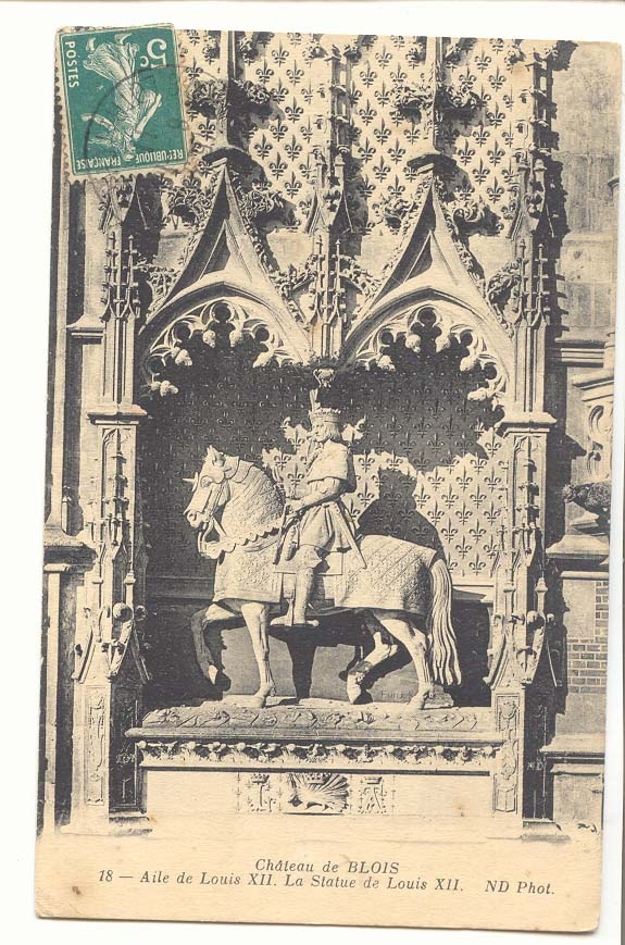 Blois CPA Le chateau Aile de Louis XII La statue de Louis XII
