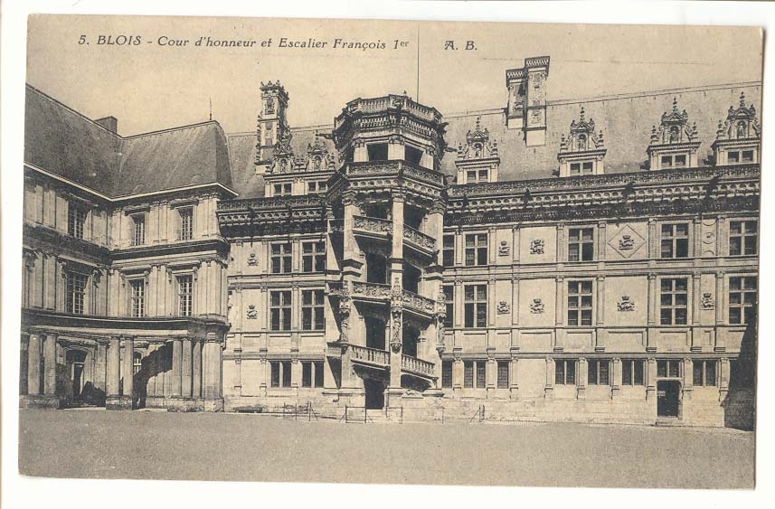 Blois CPA Le chateau Cour d'honneur et escalier Francois 1er