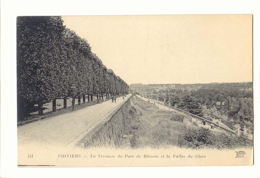Poitiers CPA La terrasse du parc de Blossac et la vallee du Clain