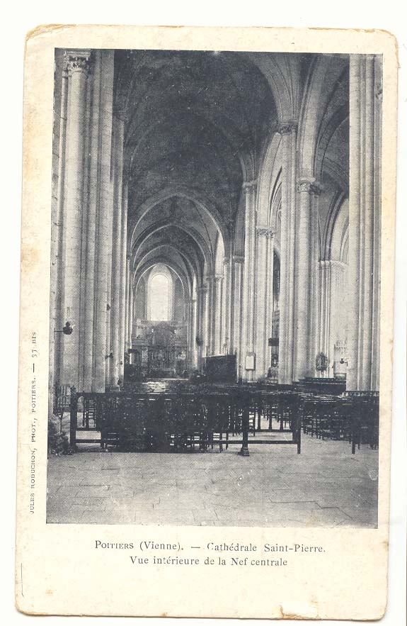 Poitiers CPA Cathedrale Saint Pierre Vue interieure de la nef centrale