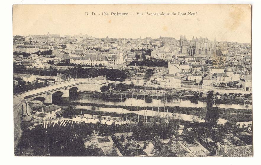 Poitiers CPA Vue panoramique du pont neuf