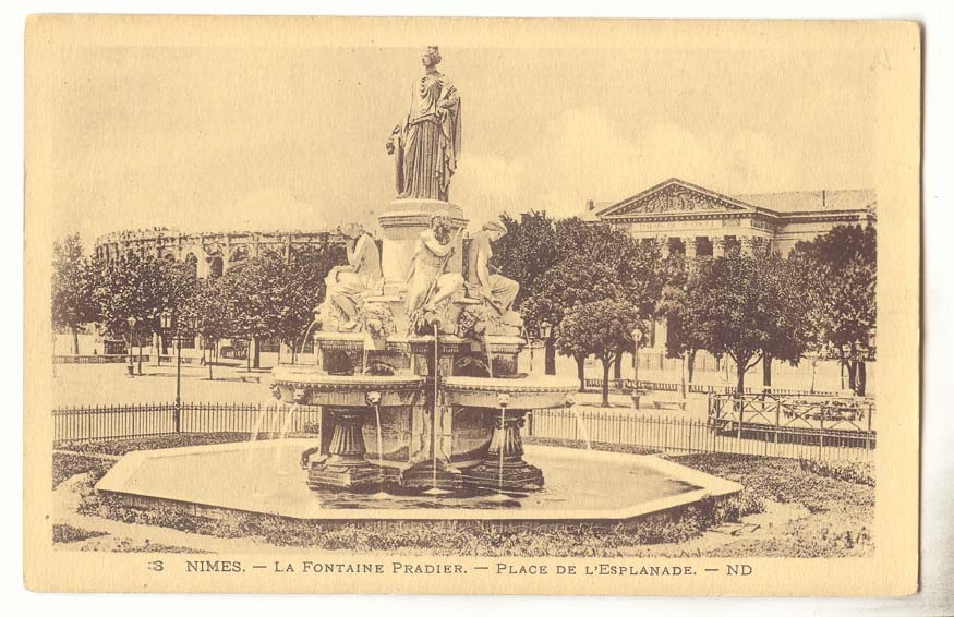 Nimes CPA La fontaine Pradier Place de l'esplanade