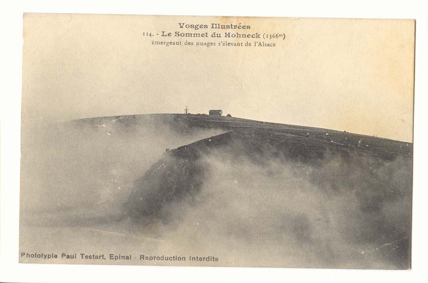 Le sommet du Hohneck (1366m) emergeant des nauges s'elevant de l'Alsace