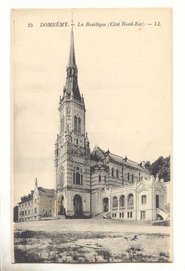 domremy CPA La basilique (cote Nord Est)