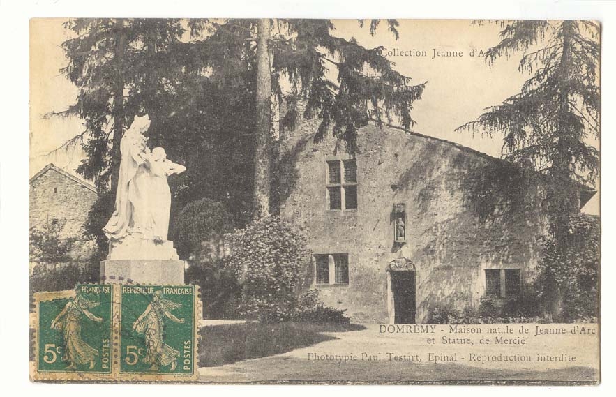 Domremy CPA la maison de Jeanne d'arc et statue de Mercie