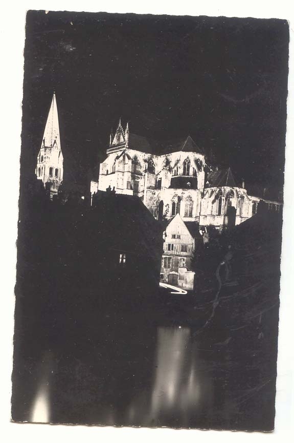Auxerre CPM l'abbaye Saint Germain vue de nuit