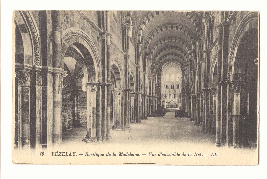 Vezelay CPA Basilique de la MAdeleine Vue d'ensemble de la Nef