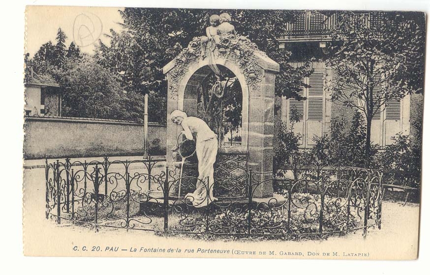 Pau CPA La fontaine de la rue Porteneuve (oeuvre de M Gabard don de M LAtapie)