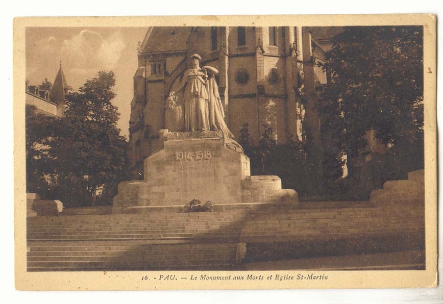 Pau CPA Le monument aux morts et Eglise St Martin
